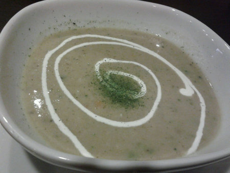 A bowl of creamy mushroom soupの素材