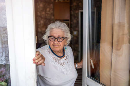 Portrait of an elderly woman at her homeの写真素材