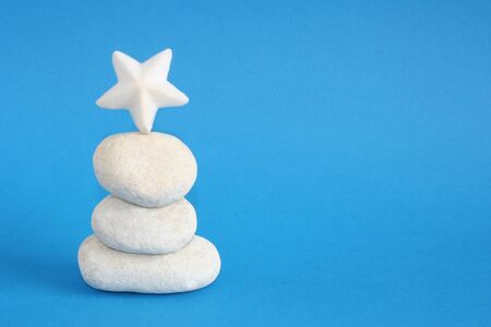 Decoration with white pebbles with blue background.の写真素材