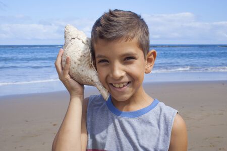 Child Listening the Noises of the Seaの写真素材