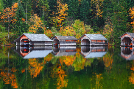 Misty morning on Altaussee village.Misty autumn scene in the morning. Mirror reflection. Location: resort village Altaussee, Liezen District of Styria, Austria, Alps. Europe.の写真素材