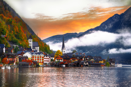 Scenic view of famous Hallstatt mountain village with Hallstatter lake. Foggy autumn sunrise on Hallstatt lake. Location: resort village Hallstatt, Salzkammergut region, Austria, Alps. Europe.の写真素材