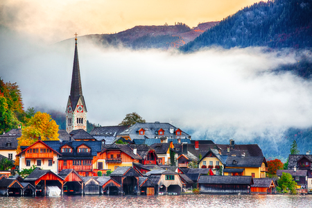 Scenic view of famous Hallstatt mountain village with Hallstatter lake. Foggy autumn sunrise on Hallstatt lake. Location: resort village Hallstatt, Salzkammergut region, Austria, Alps. Europe.の写真素材