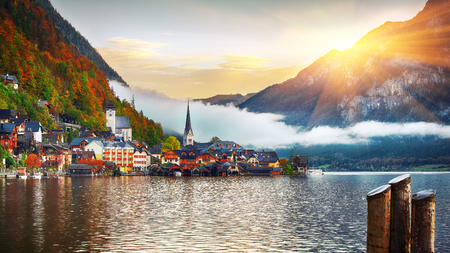Scenic view of famous Hallstatt mountain village with Hallstatter lake. Foggy autumn sunrise on Hallstatt lake. Location: resort village Hallstatt, Salzkammergut region, Austria, Alps. Europe.の写真素材