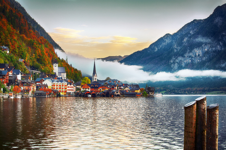 Scenic view of famous Hallstatt mountain village with Hallstatter lake. Foggy autumn sunrise on Hallstatt lake. Location: resort village Hallstatt, Salzkammergut region, Austria, Alps. Europe.の写真素材