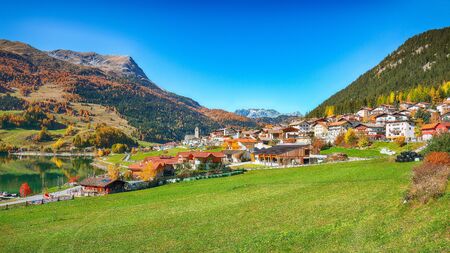 Bright autumn view of San Valentino village and Muta lake (Haidersee) .
Location: Lago della Muta or Haidersee, South Tyrol province, Region Trentino-Alto Adige, Italy, Europeの写真素材