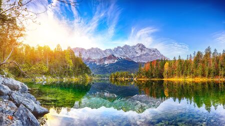 Faboulus autumn landscape of Eibsee Lake in front of Zugspitze summit under sunlight.
Location: Eibsee lake, Garmisch-Partenkirchen, Bavarian alps, Germany, Europeの写真素材