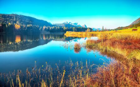 Astonishing view of Wagenbruchsee (Geroldsee) lake with Zugspitze mountain range on background. Location: Geroldsee, Krun, Bavarian Alps, Germany, Europeの写真素材