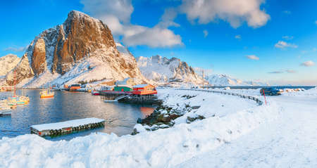 Amazing winter view on Hamnoy village with port and Festhaeltinden mountain on background. Location: Hamnoy, Moskenesoya, Lofoten; Norway, Europeの写真素材