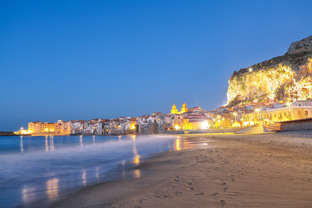 Scenic evening cityscape of Cefalu city. Popular travel destination of the Mediterranean sea. Location: Cefalu, Province of Palermo, Sicily, Italy, Europeの写真素材