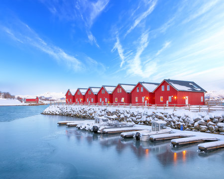 Gorgeous scenery wit traditional red wooden houses on the shore of Offersoystraumen fjord. Popular travel destination on Lofotens. Location: Vestvagoy island, Lofoten; Norway, Europeの写真素材