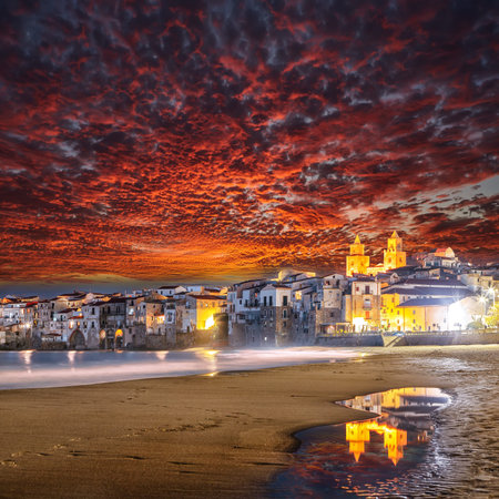 Dramatic evening cityscape of Cefalu city. Popular travel destination of Mediterranean sea. Location: Cefalu, Province of Palermo, Sicily, Italy, Europeの写真素材