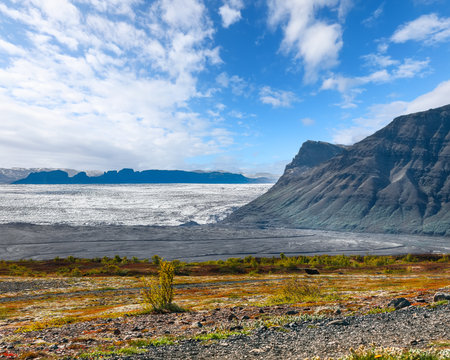 Impressive view of Skaftafellsjokull glacier tongue and volcanic mountains around on South Iceland. Location: Skaftafell National Park, Skaftafellsjokull glacier, Iceland, Europe.の写真素材
