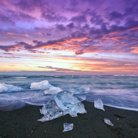 Impressive pieces of the iceberg sparkle on famous Diamond Beach at  Jokulsarlon lagoon during sunset. Location : Jokulsarlon lagoon, Diamond beach, Vatnajokull national park, Iceland, Europeの写真素材
