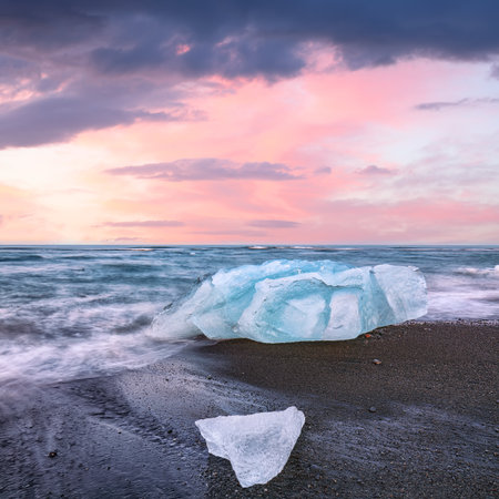 Ramarkable pieces of the iceberg sparkle on famous Diamond Beach at  Jokulsarlon lagoon during sunset. Location : Jokulsarlon lagoon, Diamond beach, Vatnajokull national park, Iceland, Europeの写真素材