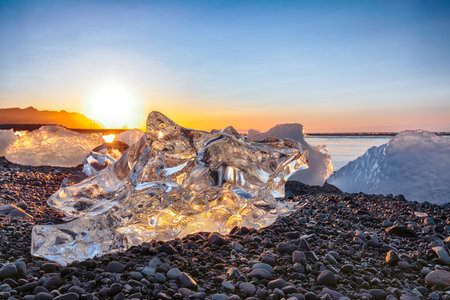 Ramarkable pieces of the iceberg sparkle on famous Diamond Beach at  Jokulsarlon lagoon during sunset. Location : Jokulsarlon lagoon, Diamond beach, Vatnajokull national park, Iceland, Europeの写真素材