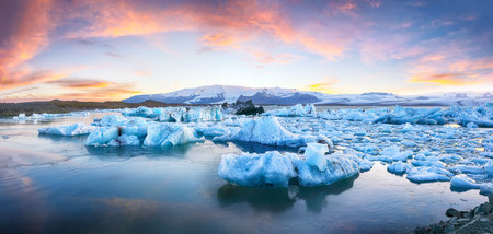 Impressive landscape with floating icebergs in Jokulsarlon glacier lagoon at sunset. Location: Jokulsarlon glacial lagoon, Vatnajokull National Park, south Iceland, Europeの写真素材