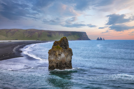 Impressive view of Kirkjufjara black sand beach from Dyrholaey promontory on Atlantic South Coast.
Location: Dyrholaey promontory, Vik I Myrdal village, Katla Geopark, Iceland, Europeの写真素材
