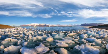 Ramarkable landscape with floating icebergs in Jokulsarlon glacier lagoon at sunset. Location: Jokulsarlon glacial lagoon, Vatnajokull National Park, south Iceland, Europeの写真素材