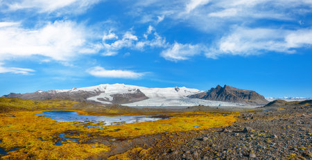 Impressive view of Fjallsarlon Glacier Lagoon and colour moss at foreground. Location: Fjallsarlon glacial lagoon, Vatnajokull National Park, Southern Iceland, Europeの写真素材