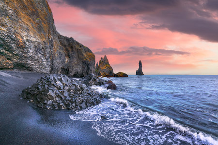Impressive landscape with basalt rock formations Troll Toes on Black beach Reynisfjara near the village of Vik.
Location: Reynisfjara Beach, Vik Village, Iceland (Sudurland), Europeの写真素材