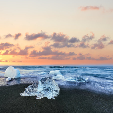 Impressive pieces of the iceberg sparkle on famous Diamond Beach at  Jokulsarlon lagoon during sunset. Location : Jokulsarlon lagoon, Diamond beach, Vatnajokull national park, Iceland, Europeの写真素材
