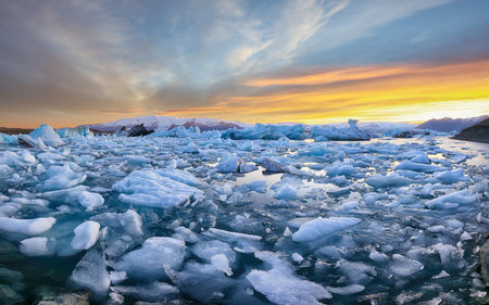 Ramarkable  landscape with floating icebergs in Jokulsarlon glacier lagoon at sunset. Location: Jokulsarlon glacial lagoon, Vatnajokull National Park, south Iceland, Europeの写真素材
