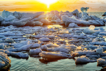 Ramarkable  landscape with floating icebergs in Jokulsarlon glacier lagoon at sunset. Location: Jokulsarlon glacial lagoon, Vatnajokull National Park, south Iceland, Europeの写真素材