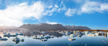 Excellent floating icebergs in Jokulsarlon glacier lagoon. Location: Jokulsarlon glacial lagoon, Vatnajokull National Park, south Iceland, Europeの写真素材
