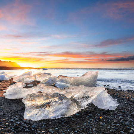 Ramarkable pieces of the iceberg sparkle on famous Diamond Beach at  Jokulsarlon lagoon during sunset. Location : Jokulsarlon lagoon, Diamond beach, Vatnajokull national park, Iceland, Europeの写真素材