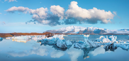 Impressive floating icebergs in Jokulsarlon glacier lagoon. Location: Jokulsarlon glacial lagoon,...