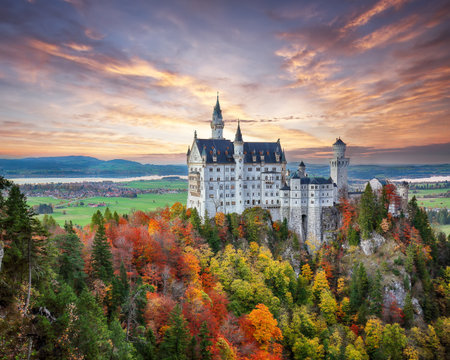 Amazing autumn view of famous Neuschwanstein Castle at sunset. Location: Hohenschwangau, Schwaben region, Bavaria state, Germany, Europeの写真素材