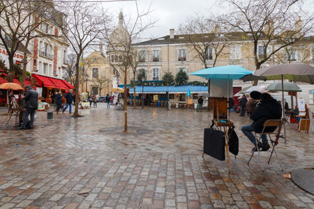Paris, France - December 19, 2014: Place du Tertre in Montmartre in Paris in the winter with street artists selling their paintings.のeditorial素材