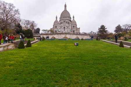 Paris, France - December 19 ,2014: Sacre Coeur on Montmartre, one of the most famous attractions of Paris. Montmartre hill, one of the highest points in Paris.のeditorial素材