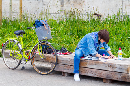 Paris France May in March 2014: Girl is engaged in creativity on the embankment of the River Seine in Paris.のeditorial素材