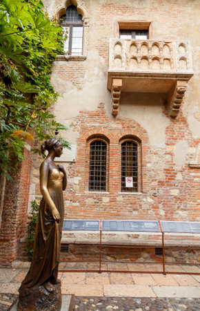 Verona Italy May 26 2015: Statue and Juliet39s balcony in Verona. The main tourist attraction.のeditorial素材