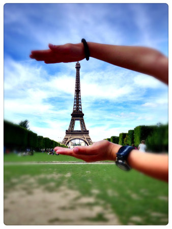 Eiffel Tower in Handの素材