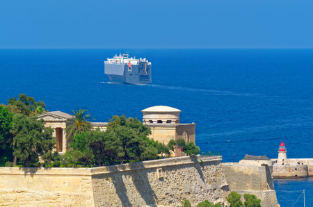 A ferry leaves a harbor of Maltaの写真素材