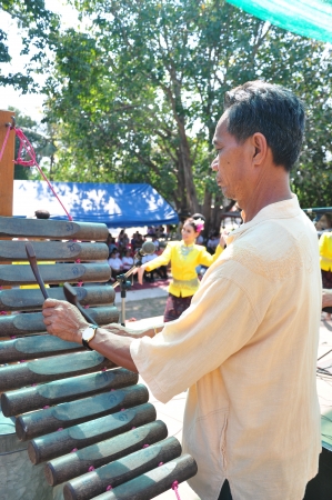Thai man is showing Xylophone called  Pong Lang  ,Kalasin , Thailandのeditorial素材