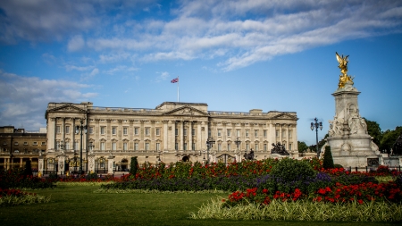 London, United Kingdom - 31 August 2013 - Buckingham Palace and the Victoria Memorialのeditorial素材