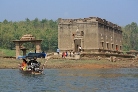 Kharnchanaburi - April 27 : boat of Travel and ancient temple of Kharnchanaburi now in water many temple season s will be sinking under the water , a little water temple season will go up from the water on 27 April , 2014 Kharnchanaburi Thailandのeditorial素材