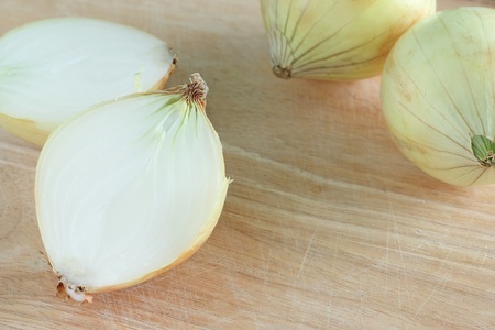 Fresh onion on wood plateの写真素材