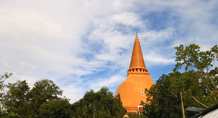NAKORNPRATHOM,THAILAND-October 1:Pra Pratomjedi,the biggest Jedi in Thailand where is the popular for Thai and foreigner to pray and visit at Nakornprathom on October 1. 2016  in Nakornprathom,Thailandのeditorial素材