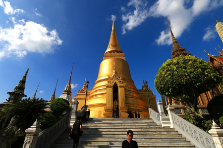 BANGKOK, THAILAND -Oct 23 : Unidentified tourists at Wat Phra Kaew on Oct 24 2016 in Bangkok, Thailand.のeditorial素材