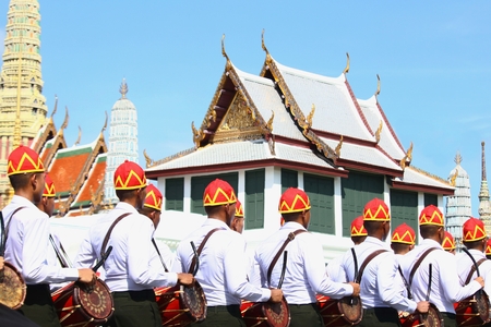 Bangkok-Thailand: October 15, 2017 The Motion of Soldiers in traditional clothing to prepare for attend the funeral of King Bhumibol Adulyadej (King Rama 9) At Sanam Luangのeditorial素材