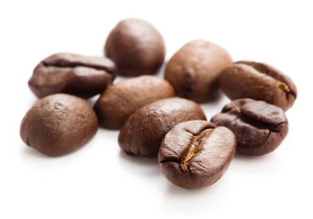 heap of coffee beans isolated on white backgroundの写真素材