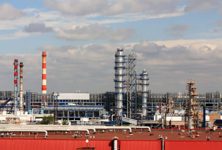 Tanks, pipes, tubes and working facilities of the large refinery
