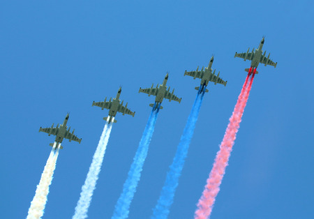 MOSCOW - MAI 7: Russian attack aircraft leave multi-colored vapor trail of the Russian tricolor in a training flight to the Victory Parade - on Mai 7, 2019 in Moscowのeditorial素材