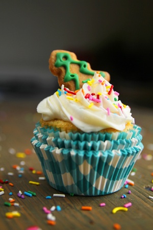 Cupcake in a checkered paper with a christmas tree cookie on topの写真素材