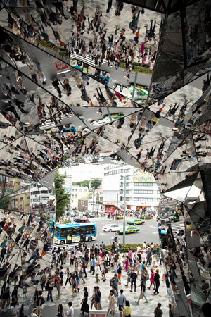 Tokyo, Japan - JUNE 6, 2016 : Omotesando Tokyo Plaza building in Harajuku, Tokyo, Japan. It is a fashion theme park shopping mall for the trendiest fashion.  The entrance is full of mirror.のeditorial素材